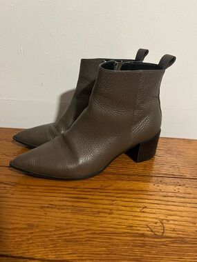 Womens Pointed Toe Ankle Boots in Taupe- Everlane 7.5